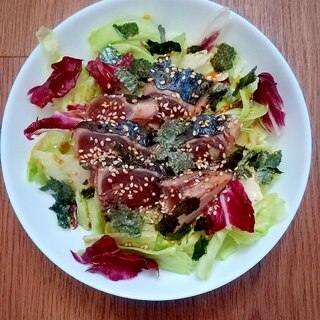 レタスと紫キャベツとカツオのたたきのサラダ